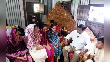 দোহারে আগুনে নিহতের কন্যাদের লেখাপড়ার দায়িত্ব নিলেন সাংসদ