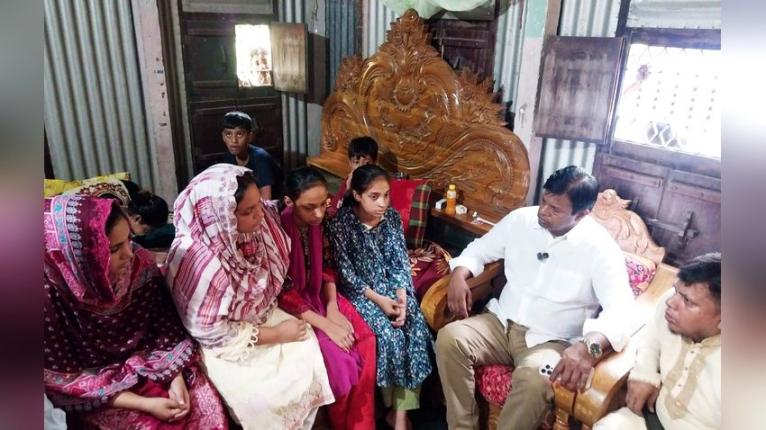 দোহারে আগুনে নিহতের কন্যাদের লেখাপড়ার দায়িত্ব নিলেন সাংসদ