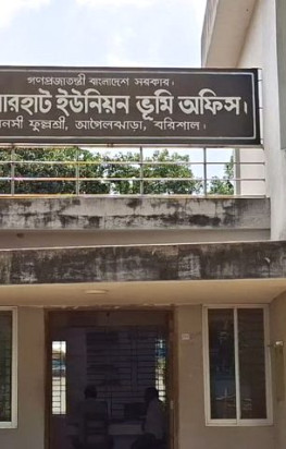 সেবা গ্রহীতা গৃহবধুকে মারধর করে হাতের শাঁখা ভেঙে দিলেন অফিস সহায়ক