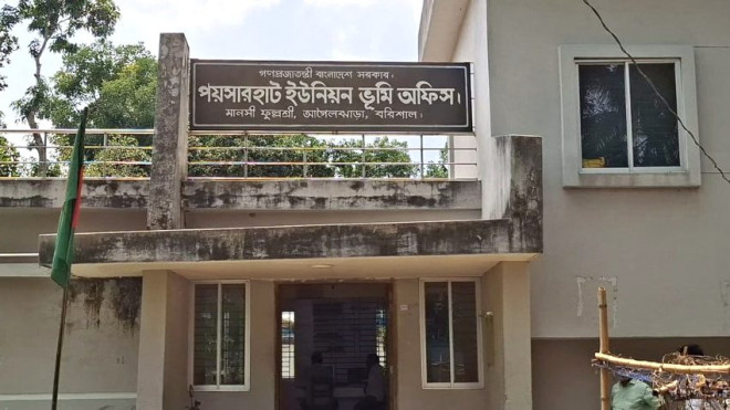 সেবা গ্রহীতা গৃহবধুকে মারধর করে হাতের শাঁখা ভেঙে দিলেন অফিস সহায়ক