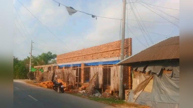 কয়রায় নিষেধাজ্ঞা উপেক্ষা করে খাস জমিতে ভবন নির্মাণ