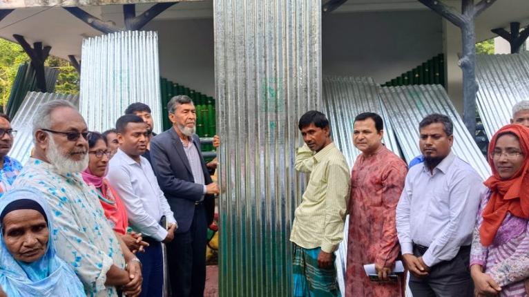 পীরগঞ্জে অগ্নিকাণ্ডে ও ঝড়ে ক্ষতিগ্রস্তদের মাঝে ঢেউ টিন বিতরণ