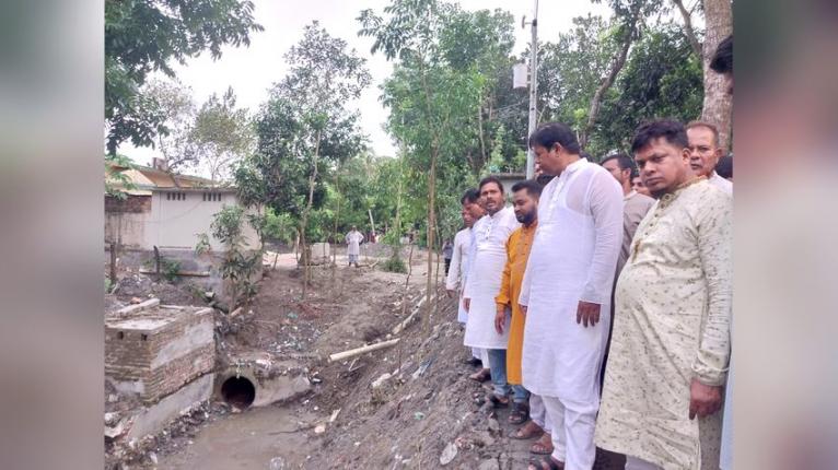 দোহারে অগ্নিকাণ্ডে ক্ষতিগ্রস্ত বাড়ী ও খাল খনন  কাজের পরিদর্শনে খন্দকার আবু আশফাক এমপি
