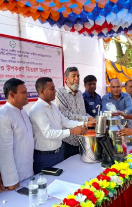 পীরগঞ্জে ক্ষুদ্র নৃগোষ্ঠীর মাঝে পশুখাদ্য ও উপকরণ বিতরণ