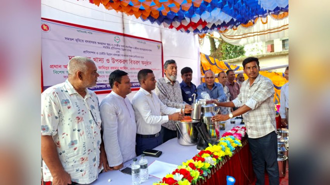পীরগঞ্জে ক্ষুদ্র নৃগোষ্ঠীর মাঝে পশুখাদ্য ও উপকরণ বিতরণ
