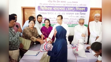 কালীগঞ্জে হতদরিদ্র পরিবারের মাঝে ভিজিএফ চাল বিতরণ করেন এমপি মিলন