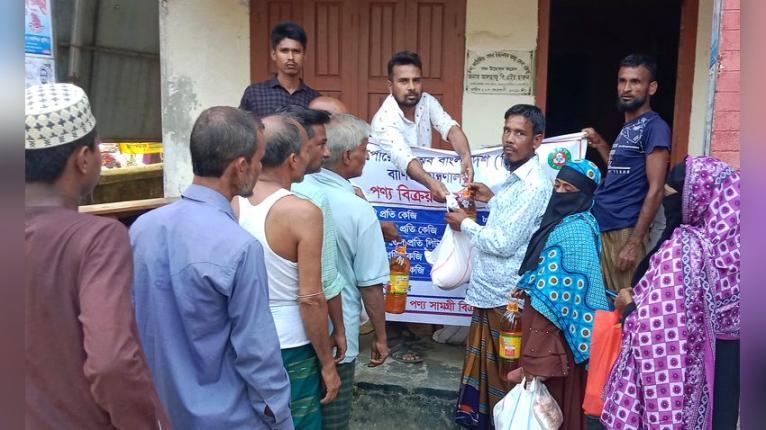 কাঁঠালিয়ায় টিসিবি’র ট্রাক সেল