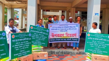 কাউখালীতে মৎস্য চাষিদের মাঝে প্রদর্শনী উপকরণ বিতরণ