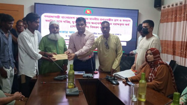 দোহারে দুস্থদের মাঝে প্রধানমন্ত্রীর ত্রাণ তহবিলের অর্থ বিতরণ