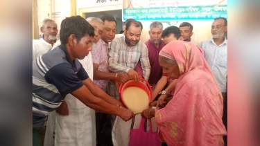 নীলফামারীর খোকশাবাড়ী ইউনিয়নে হতদরিদ্রদের মাঝে ভিজিএফ চাল বিতরণ