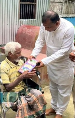 আলফাডাঙ্গায় অসহায় দুঃখীরামের পাশে দাঁড়িয়েছেন রেজওয়ান আহমেদ