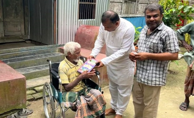 আলফাডাঙ্গায় অসহায় দুঃখীরামের পাশে দাঁড়িয়েছেন রেজওয়ান আহমেদ