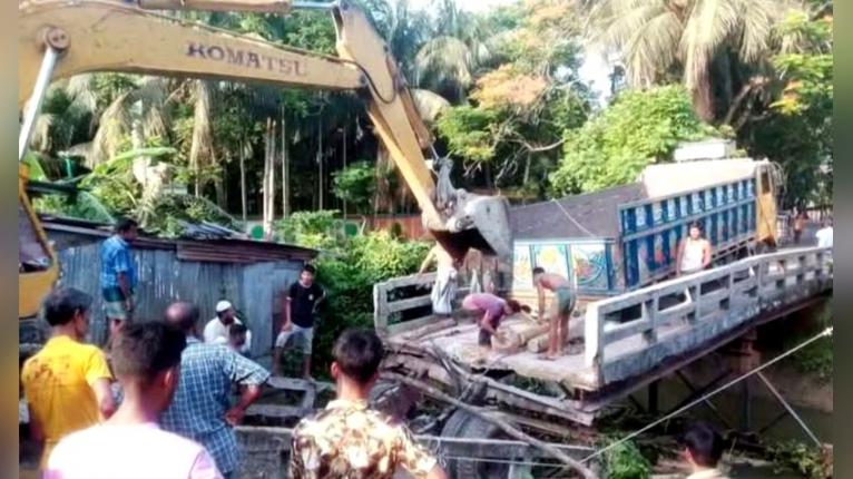 কাঁঠালিয়ায় সেতু ভেঙ্গে ট্রাক খালে