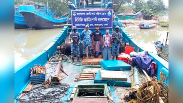 লালমোহনে অবৈধ ট্রলিং বোট জালসহ আটক ২