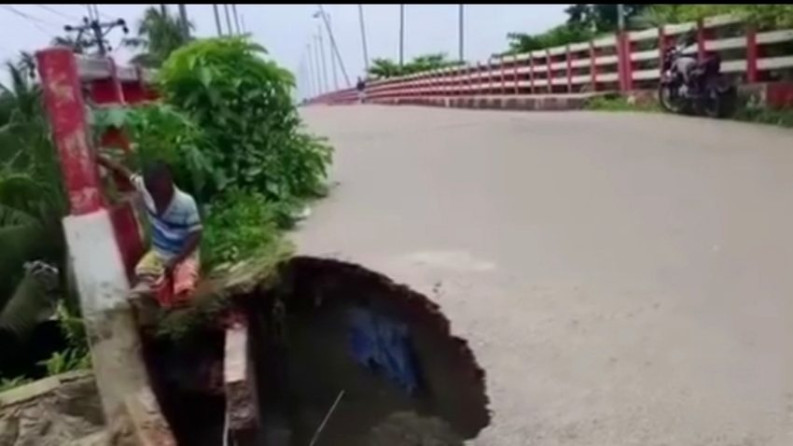 নাজিরপুরে নির্মানের ৮ বছরেই ধসে পড়ল কালিগঙ্গা সেতুর সংযোগ সড়ক