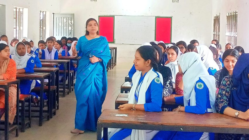 কাউখালীতে কিশোরীদের সচেতনতামূলক প্রশিক্ষণ