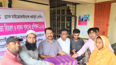 ভেড়ামারায় ১২০০ হাঁস-মুরগি বিতরণ ও নারীদের প্রশিক্ষণ