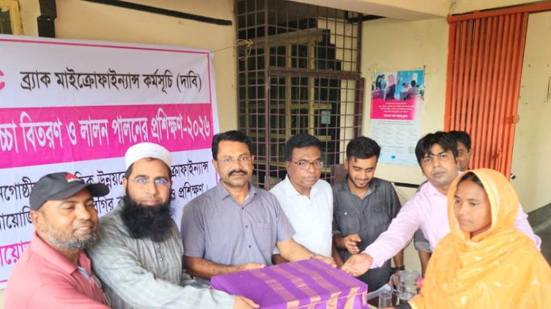 ভেড়ামারায় ১২০০ হাঁস-মুরগি বিতরণ ও নারীদের প্রশিক্ষণ