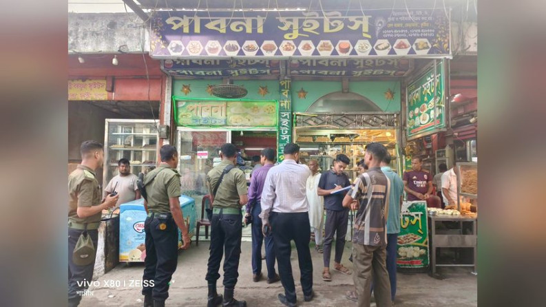ভেড়ামারায় অস্বাস্থ্যকর পরিবেশে মিষ্টি তৈরি,৩০ হাজার টাকা জরিমানা