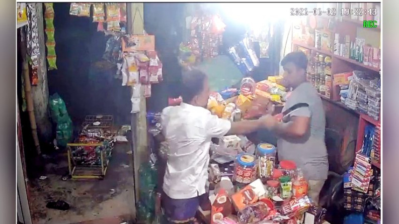 আড়াইহাজারে যুবদল নেতাকে টাকা না দেয়ায় দোকানে হামলা