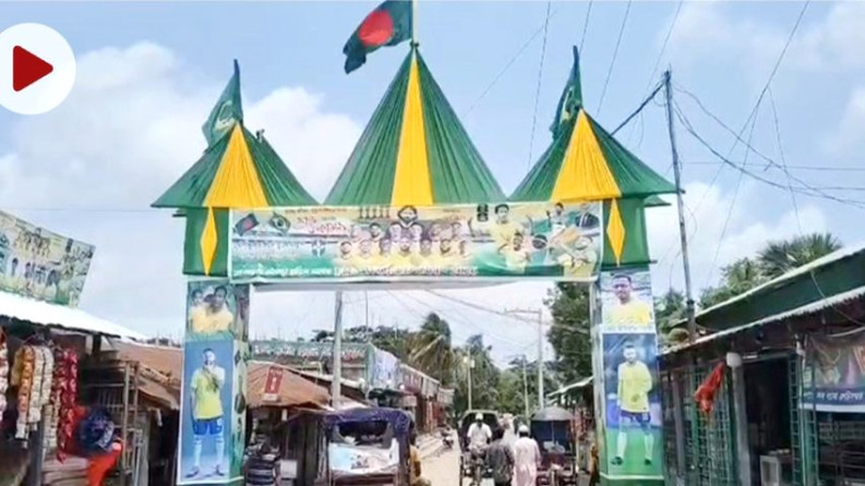 কলাপাড়ায় ৩০ ফুটের ‘ব্রাজিল গেট’ দেখতে ভীড়