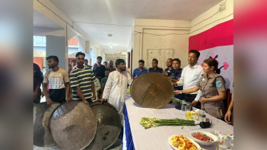 সালথায় রক্তপাতের পথ ছেড়ে শান্তির পথে, অস্ত্র জমাদানকারীদের ফুল দিল প্রশাসন