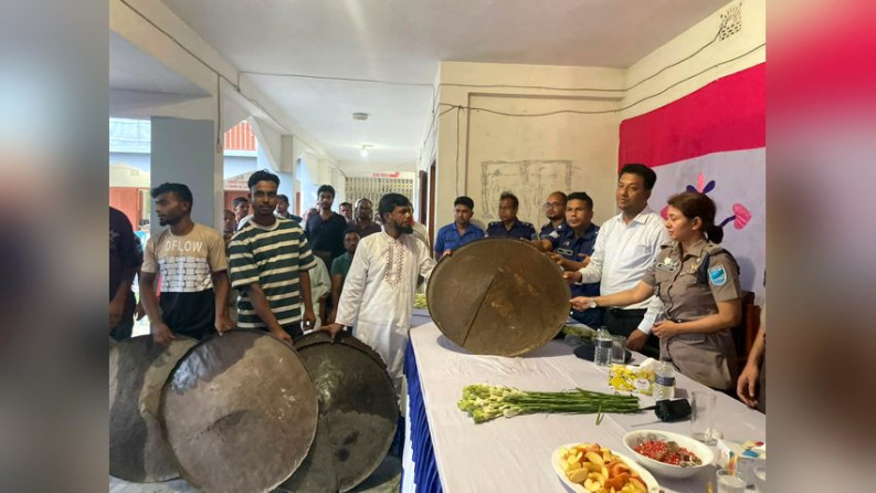 সালথায় রক্তপাতের পথ ছেড়ে শান্তির পথে, অস্ত্র জমাদানকারীদের ফুল দিল প্রশাসন