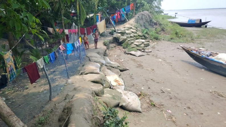 লালমোহনে তেঁতুলিয়া নদীর বেড়িবাঁধ ভেঙে ১৪০ পরিবারের মাঝে আতঙ্ক
