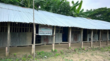 বাউফলে ৫ শিক্ষার্থীর জন্য ১৭ শিক্ষক-কর্মচারী