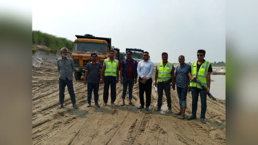 ভেড়ামারায় পদ্মা নদীর পাড়ে অবৈধভাবে মাটি কাটার দায়ে সরঞ্জাম জব্দ