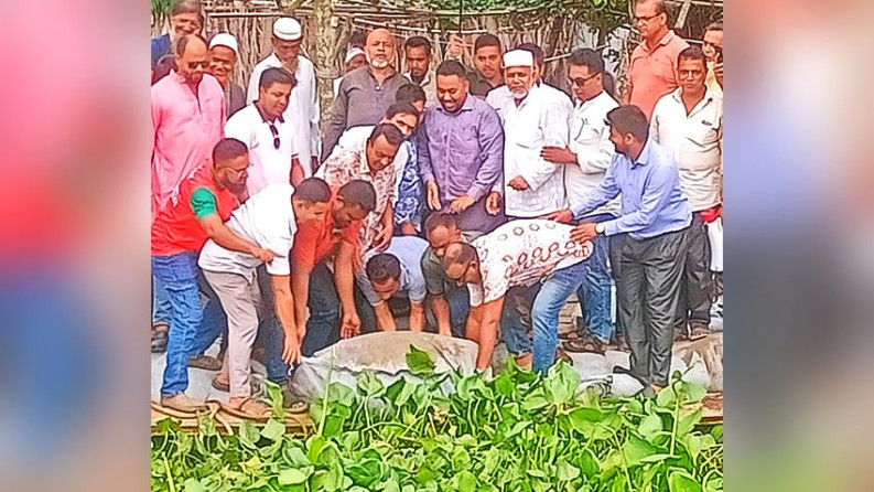 কাউখালীতে নদীভাঙন রোধে জিও ব্যাগ ফেলার কার্যক্রম উদ্বোধন করেন গৃহায়ন ও গণপূর্ত প্রতিমন্ত্রী