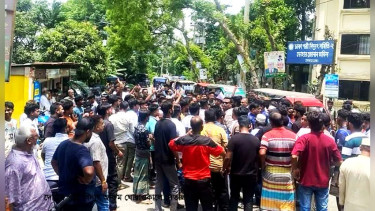 দোহারে তীব্র লোডশেডিং ও অনিয়মের প্রতিবাদে বিদ্যুৎ অফিস ঘেরাও