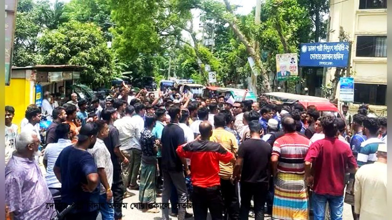 দোহারে তীব্র লোডশেডিং ও অনিয়মের প্রতিবাদে বিদ্যুৎ অফিস ঘেরাও