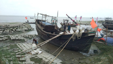 লালমোহনে পাচারকালে সার ও ট্রলার জব্দ