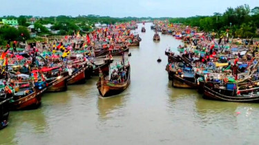 পটুয়াখালীতে উত্তাল সাগরে মাছের আকাল, ঘাটে ফিরছে হাজারো মাছধরা ট্রলার