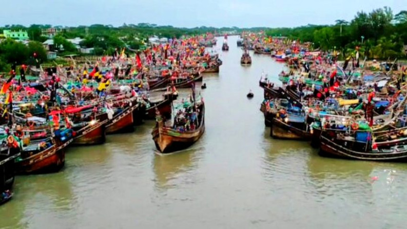 পটুয়াখালীতে উত্তাল সাগরে মাছের আকাল, ঘাটে ফিরছে হাজারো মাছধরা ট্রলার