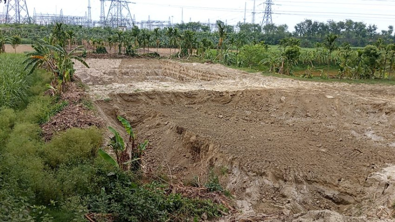 ভেড়ামারায় রাতে চলছে সরকারি জমি কেটে মাটি বিক্রি