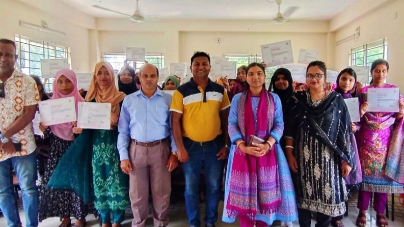 কাউখালীতে ব্র্যাকের উদ্যোগে কিশোরীদের হাঁস-মুরগি পালন প্রশিক্ষণ