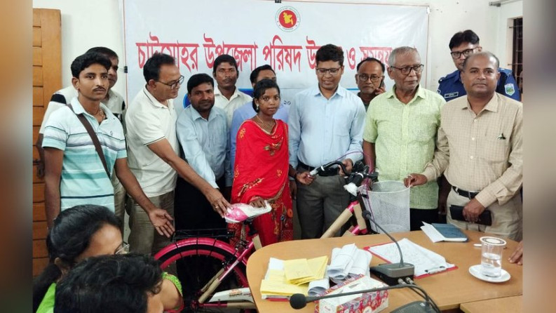 চাটমোহরে ক্ষুদ্র নৃ-গোষ্ঠি শিক্ষার্থীদের উপবৃত্তি ও বাইসাইকেল বিতরণ