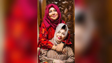 জাতীয় মহিলা সংস্থার চেয়ারম্যান নির্বাচিত হওয়ায় ঢাকা জেলার সভাপতি’র মিষ্টি বিতরণ