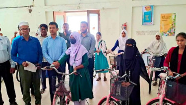 ভেড়ামারা উপজেলা প্রশাসনের উদ্যোগে ছাত্রীদের মাঝে সাইকেল বিতরন