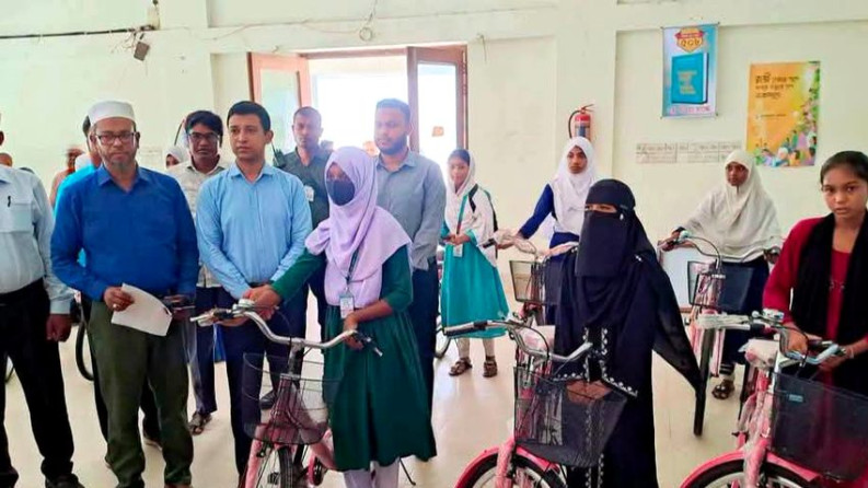 ভেড়ামারা উপজেলা প্রশাসনের উদ্যোগে ছাত্রীদের মাঝে সাইকেল বিতরন