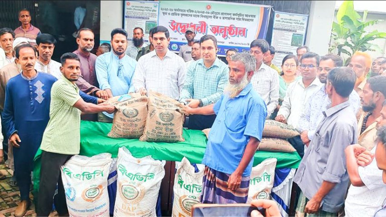 ফুলবাড়ীতে সাড়ে তিন হাজার ক্ষুদ্র ও প্রান্তিক কৃষকের মাঝে বিনামূল্যে সার ও রোপা আমন ধানের বীজ বিতরণ