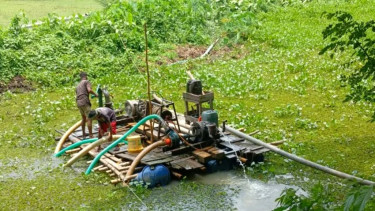 গলাচিপায় অবৈধ বালু উত্তোলনের ড্রাম ড্রেজার জব্দ