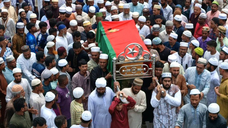 পিরোজপুরের স্বরূপকাঠিতে বিএনপি নেতা ওয়াহিদের জানাজায় মানুষের ঢল