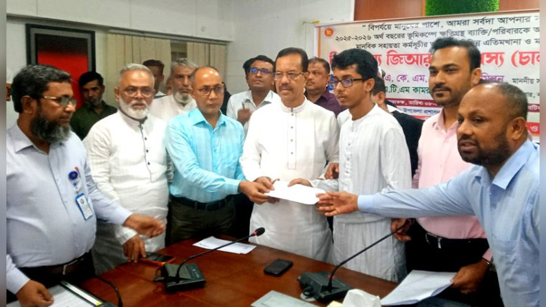 কালীগঞ্জে আর্থিক সহায়তা ও বিনামূল্যে জিআর খাদ্যশস্য বিতরণ