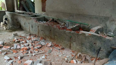 প্রভাষকের ঘর ভেঙ্গে জমি দখলের অভিযোগ