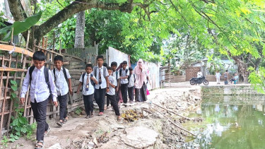সুজানগরে জীবনের ঝুঁকি নিয়ে বিদ্যালয়ে যাতায়াত শিশু শিক্ষার্থীরা