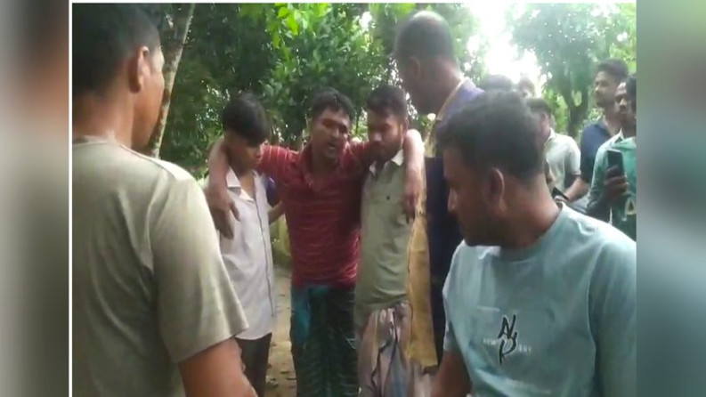 ভয়ভীতি দেখিয়ে অর্থ আদায়ের অভিযোগ তিন পুলিশ সদস্যকে গণপিটুনি