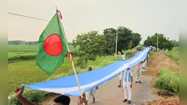 চাটমোহরে আর্জেন্টিনার ২০২২ ফুট দৈর্ঘ্যের পতাকা তৈরি করে সাড়া ফেলেছে সমর্থকরা